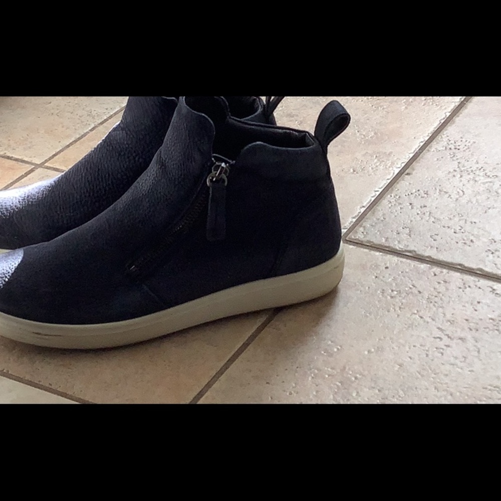 Blue leather sneaker 8-8.5 (39)